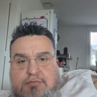 Homme brun timide et sympa cherche rencontre discrète à Toulon
